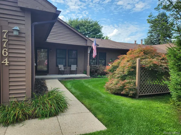 7764 Oakland Place Dr, Waterford, MI 48327