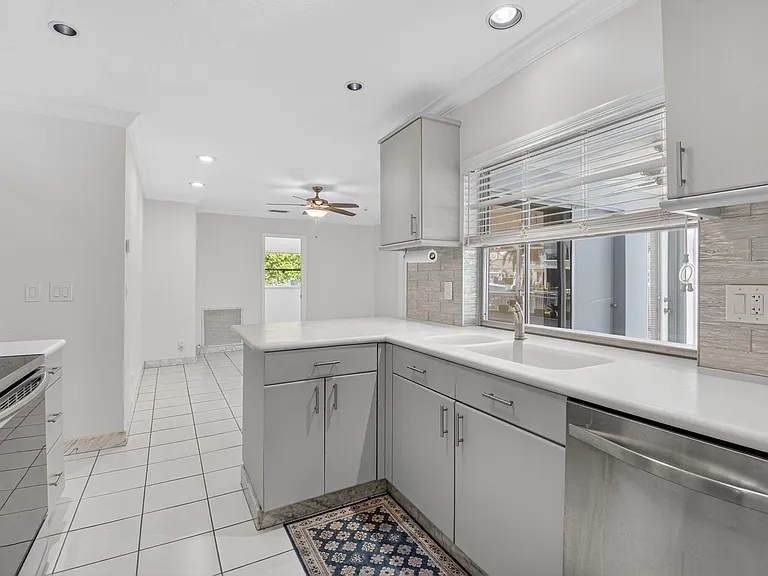 937 Banyan Dr — Photo 8