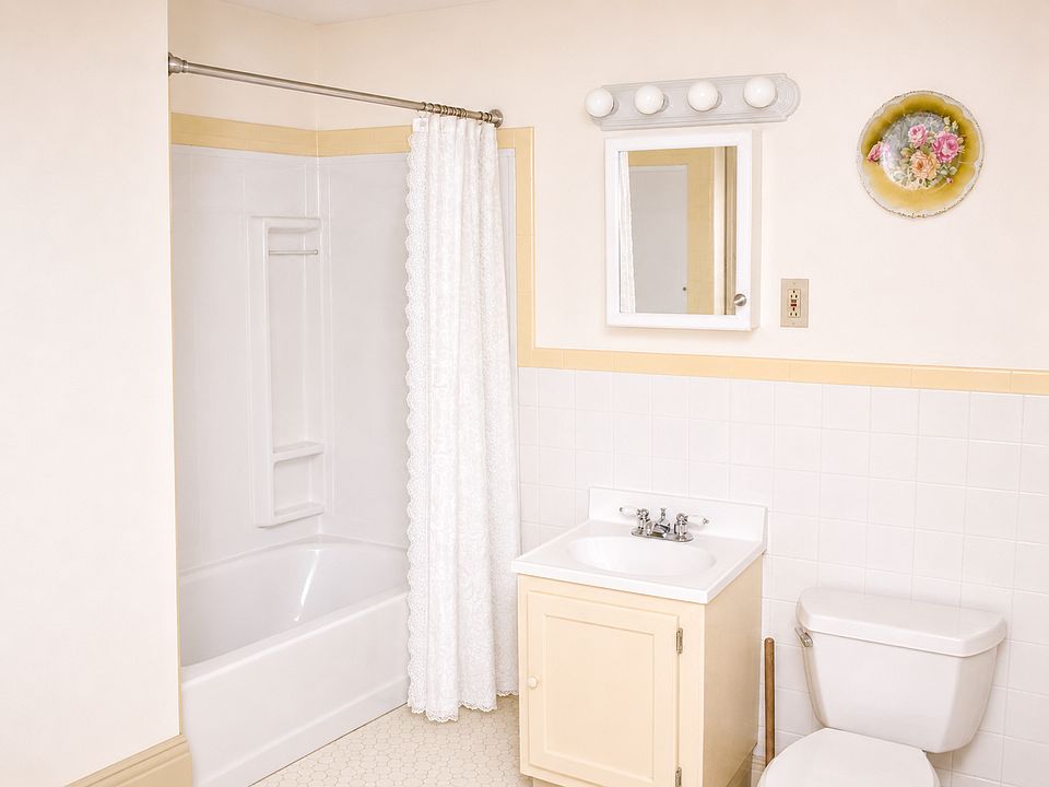Bath from entrance door