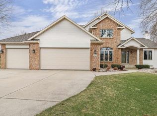 2625 Hupmobile Dr, Cottage Grove, WI 53527