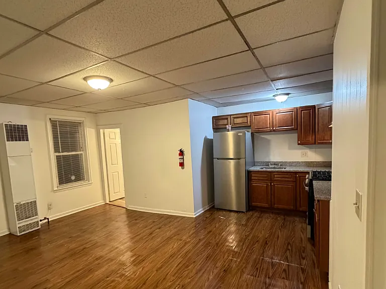 75 Crapo St New Bedford Spacious 3 Bedroom / 1 Bath New Appliances, Near the Beach! — Photo 7
