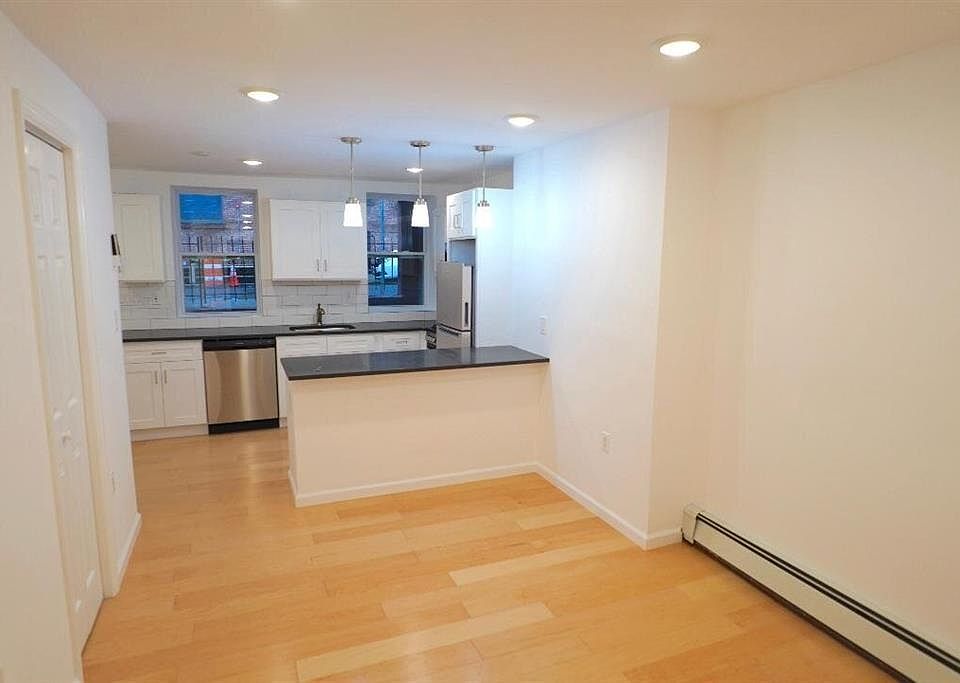 1st image of 86 Vroom St #1