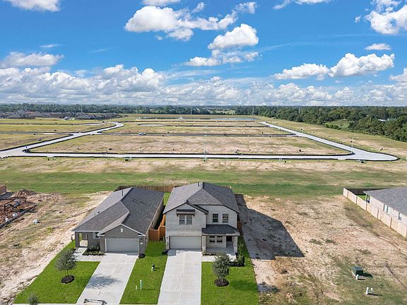 An additional view of the lot, neighborhood and community.