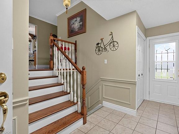 4th image of 409 Mohawk Rd W