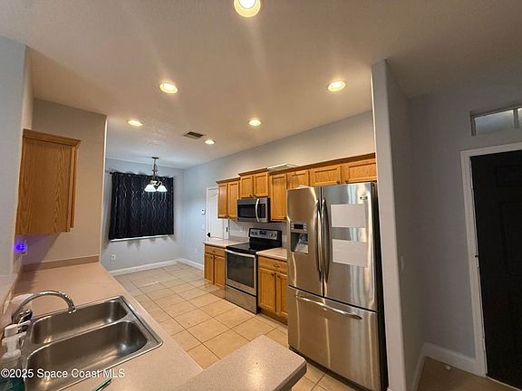 5th image of 441 Waterside Cir