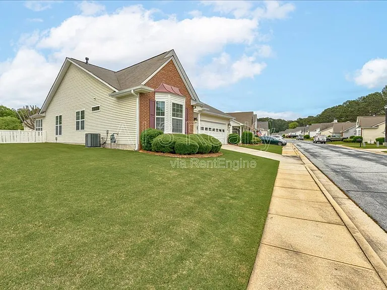 1033 Pinehurst Dr — Photo 2