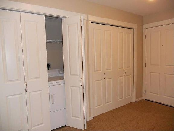 Washer/Dryer & Closet