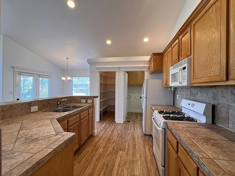 588 Wedge Ln — Photo 6
