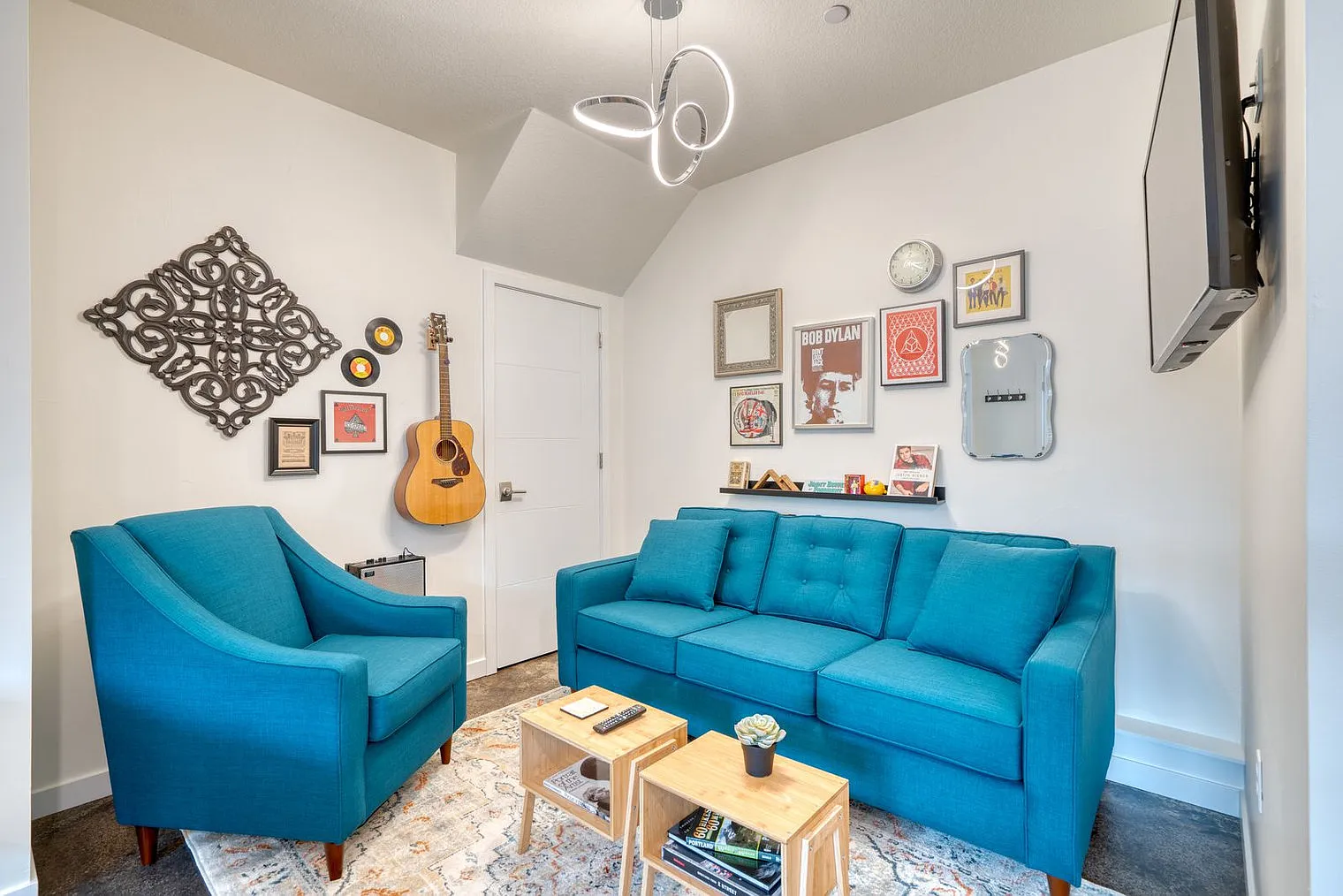3 bed, 2.0 bath, 990 sqft, $6,841 — Photo 4