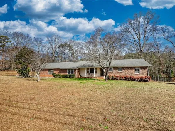 1812 Oak Spring St, Statham, GA 30666