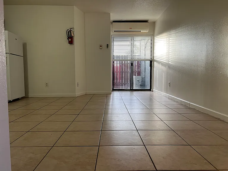 Modern 450 SF Updated Apts w/ Balconies in Ridgecrest — Photo 33
