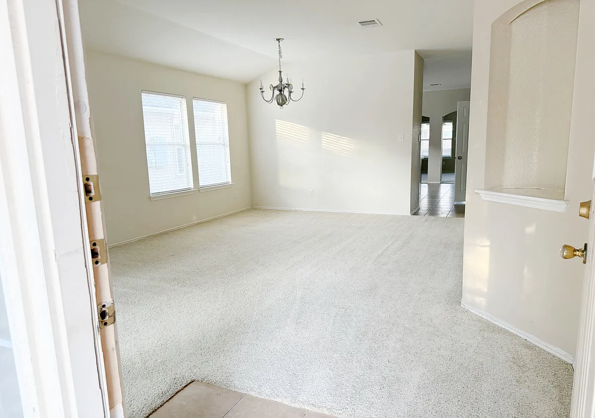 Entry into the formal living room & dining room. - 4603 Causeway Ct