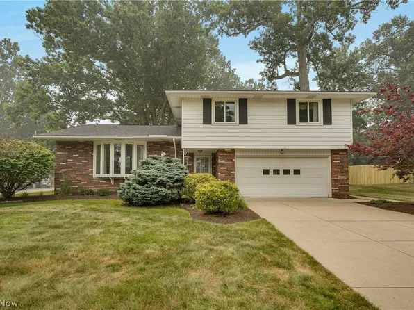 4880 Maple Hill Dr, Seven Hills, OH 44131