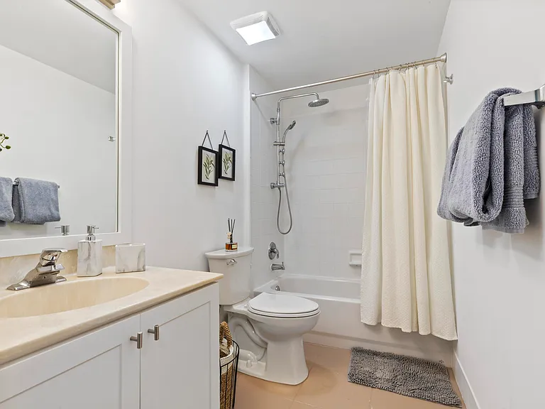 2060 Greenview Shores Blvd #318 — Photo 12