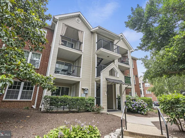 3306 Wyndham Cir APT 129, Alexandria, VA 22302