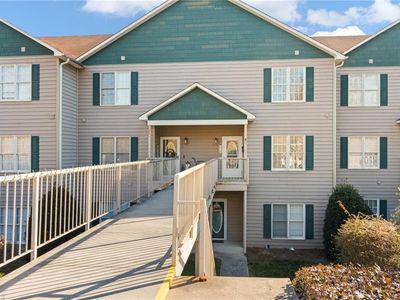 226 Lola Ln APT 204, Pilot Mountain, NC, 27041