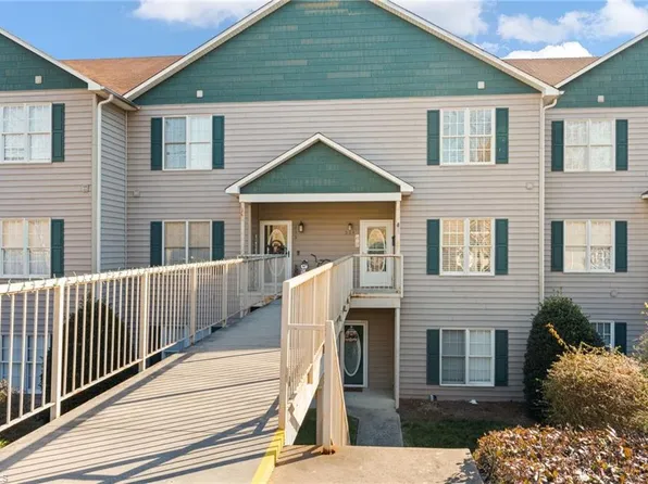 226 Lola Ln APT 204, Pilot Mountain, NC 27041