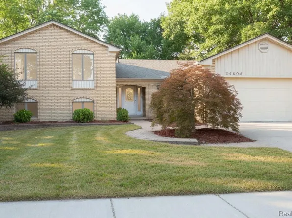34608 Pinehurst Dr, Livonia, MI 48154