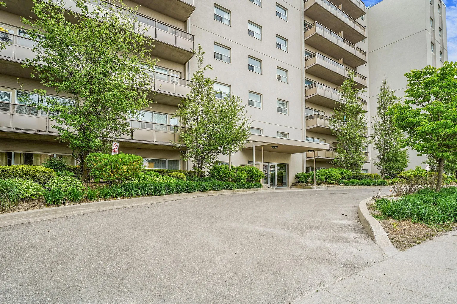 345 Lakeshore Rd W #2020 photo 1
