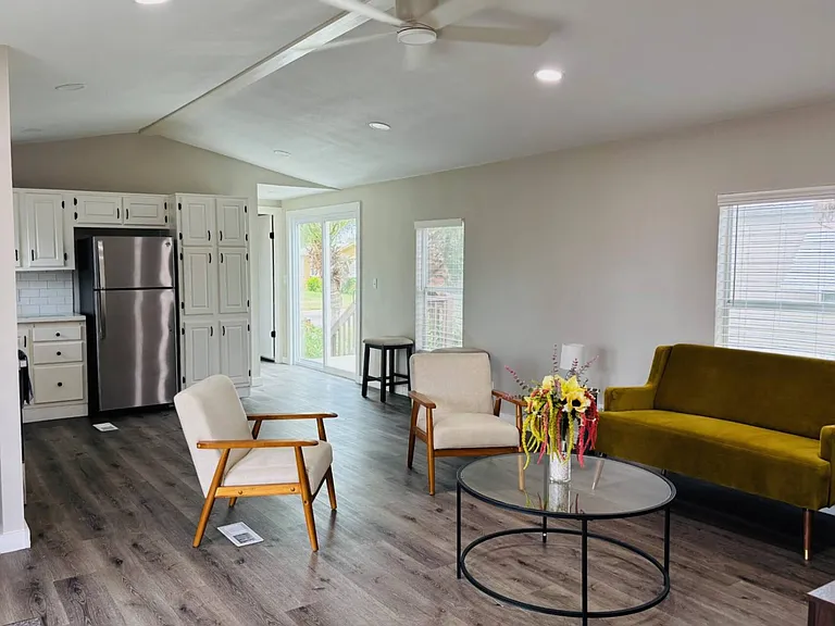489 Yolanda St — Photo 3