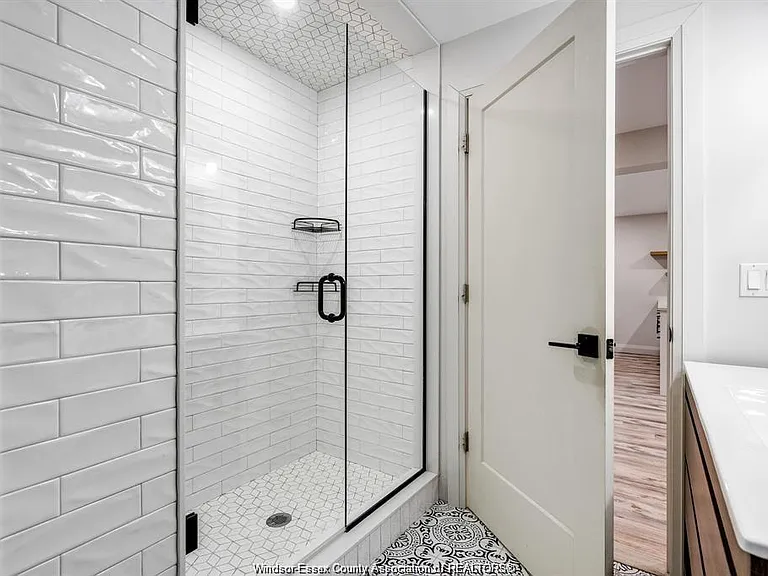 241 Robinson Ave #LOWER — Photo 8
