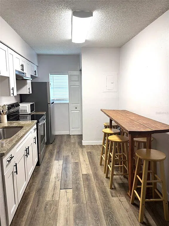 2 bed, 1.0 bath, 731 sqft, $1,695 — Photo 3