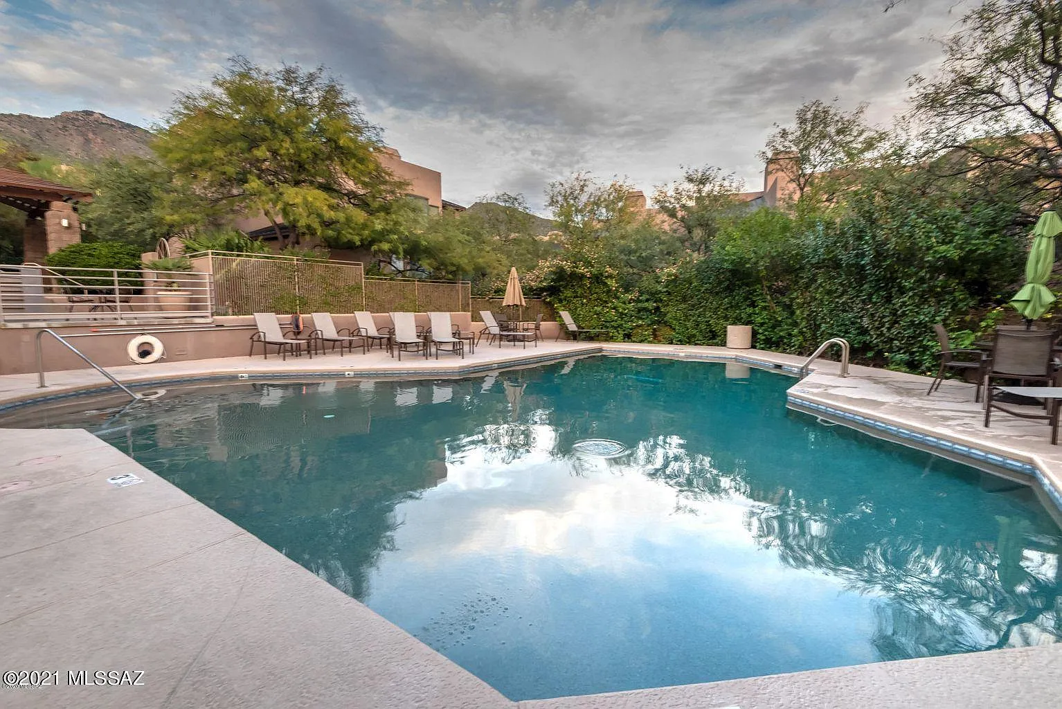 2 bed, 2.0 bath, 911 sqft, $1,800 — Photo 2
