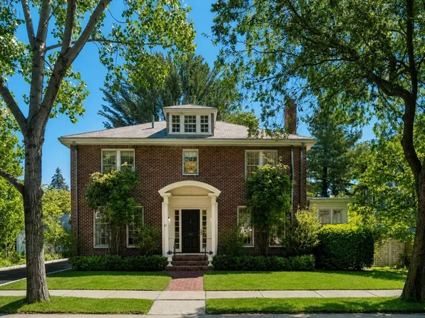 61 Larchwood Dr, Cambridge, MA 02138