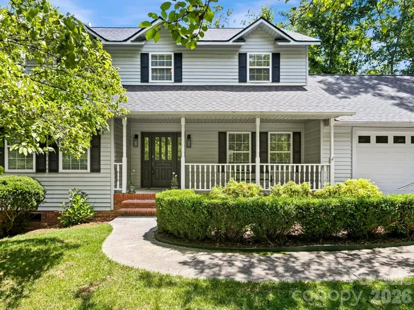 302 Shadecrest Ln, Mills River, NC 28759