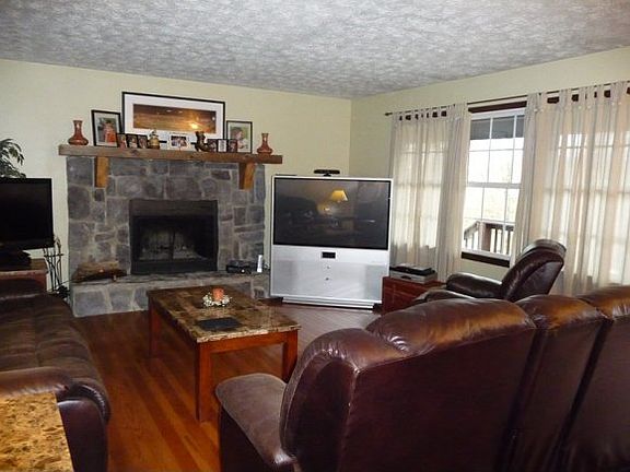 2nd image of 140 Kings Mountain Dr