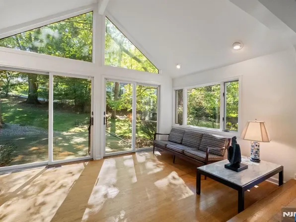 136 Stonehurst Dr, Tenafly, NJ 07670