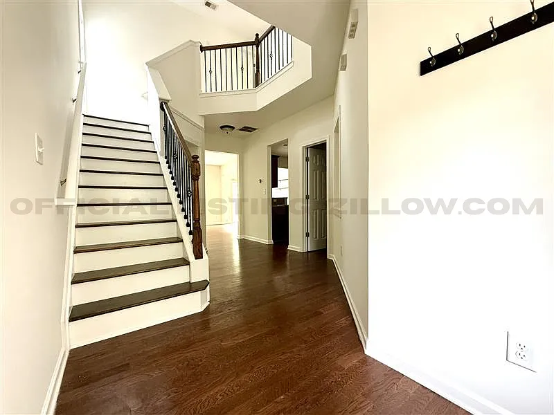 3 bed, 2042 sqft, $2,100 — Photo 2