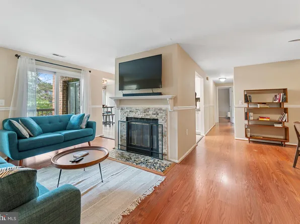 18040 Chalet Dr #15-201, Germantown, MD 20874