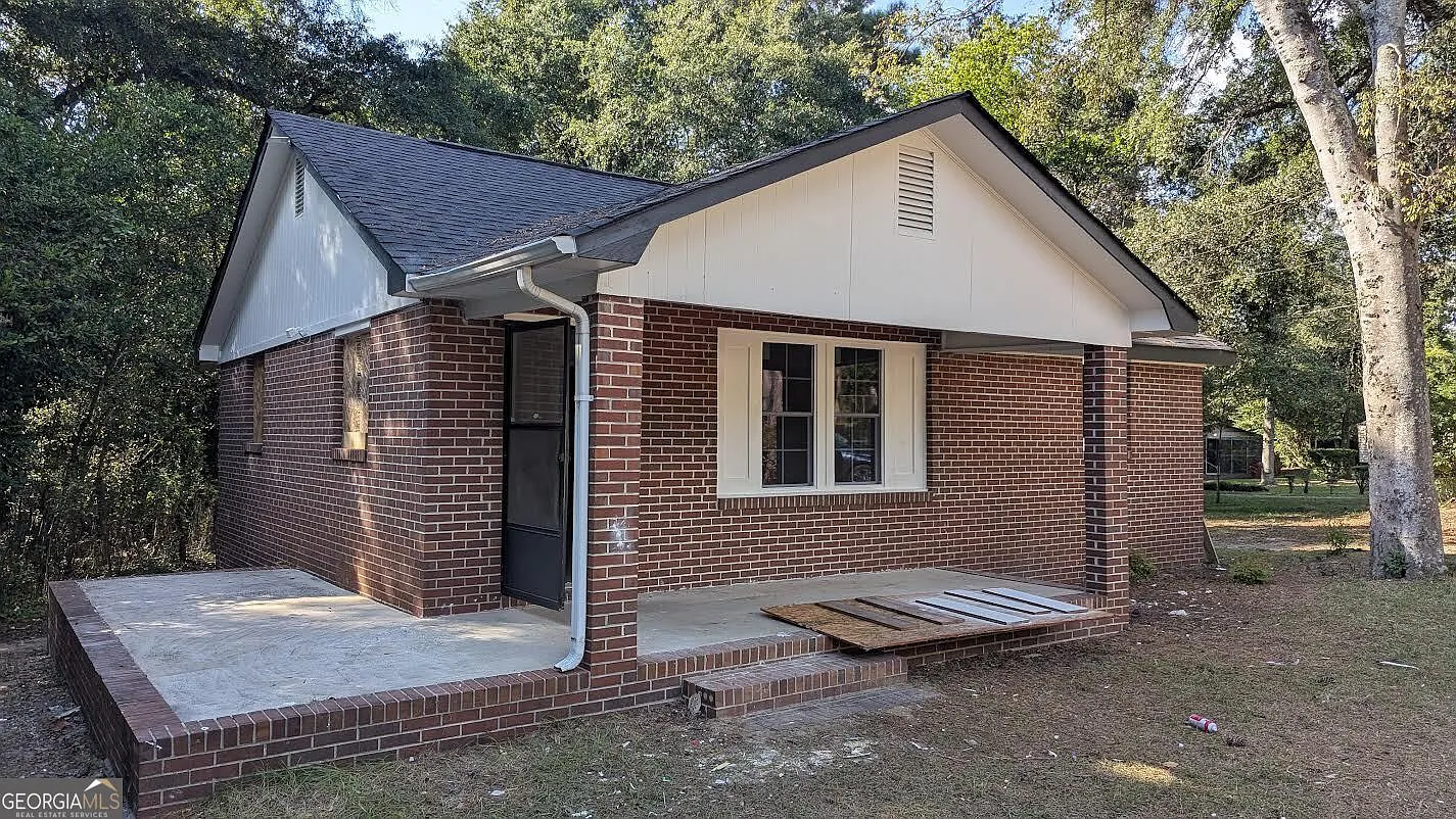 3 bed, 1.0 bath, 1128 sqft, $1,000 — Photo 1