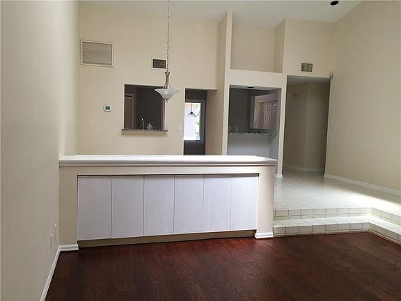 5th image of 112 S Carmel Ct