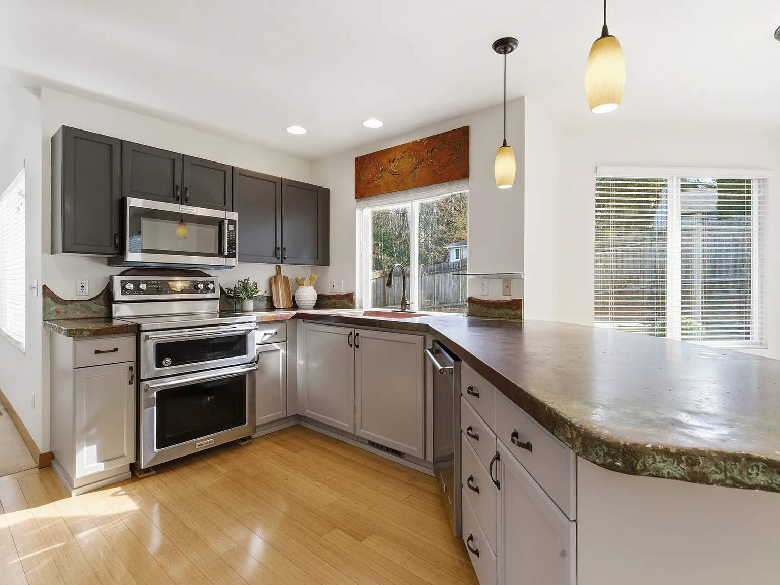 3 bed, 2.5 bath, 1721 sqft, $2,950 — Photo 2