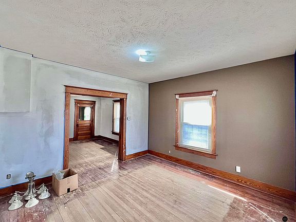 3rd image of 808 S Chestnut St