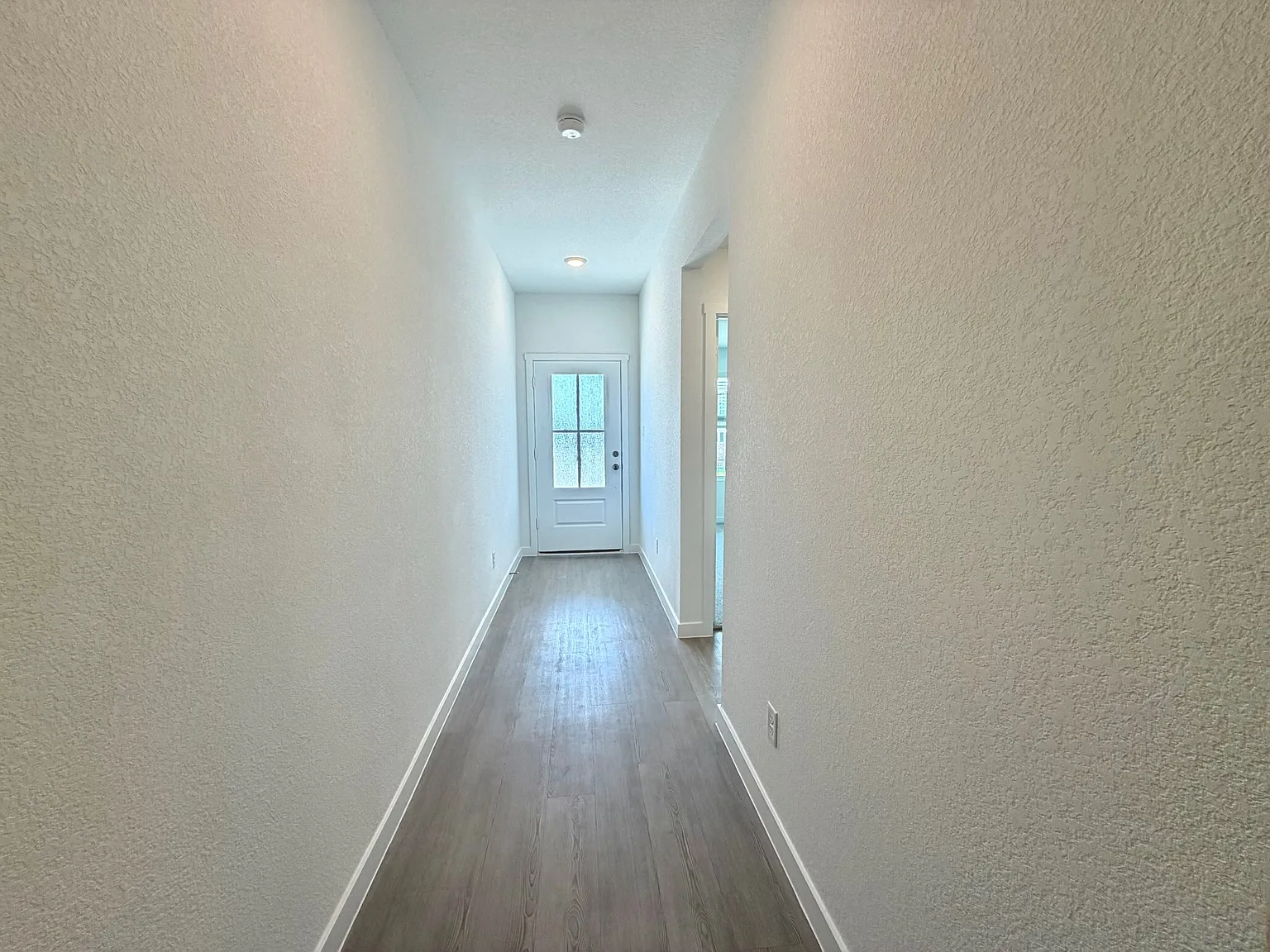 4 bed, 1969 sqft, $2,550 — Photo 3