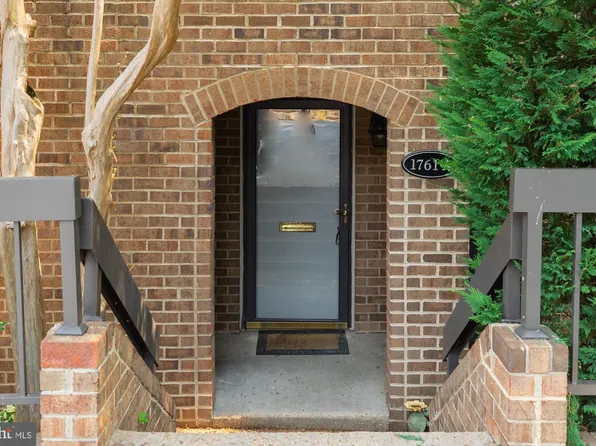 1761 S Hayes St #1, Arlington, VA 22202