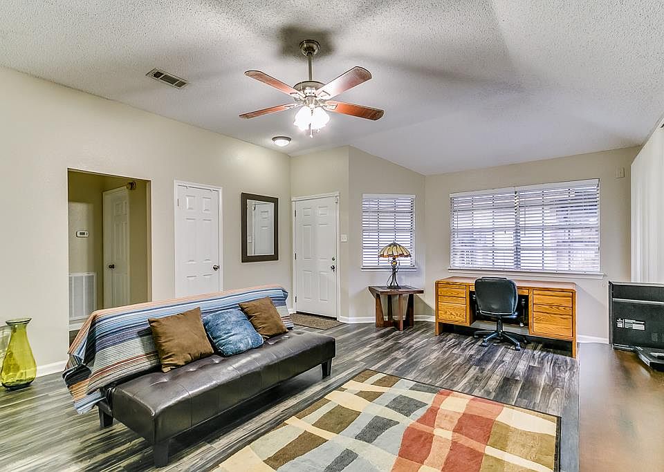 1st image of 10915 Olivewood Dr