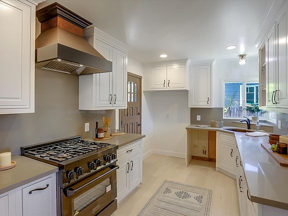 Designer newly renovated kitchen