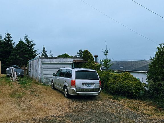 3rd image of 745 E 8th St