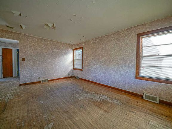 3rd image of 2323 Sharon Ave