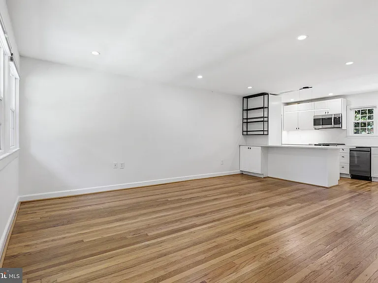 465 Hampton Ct #115 — Photo 5