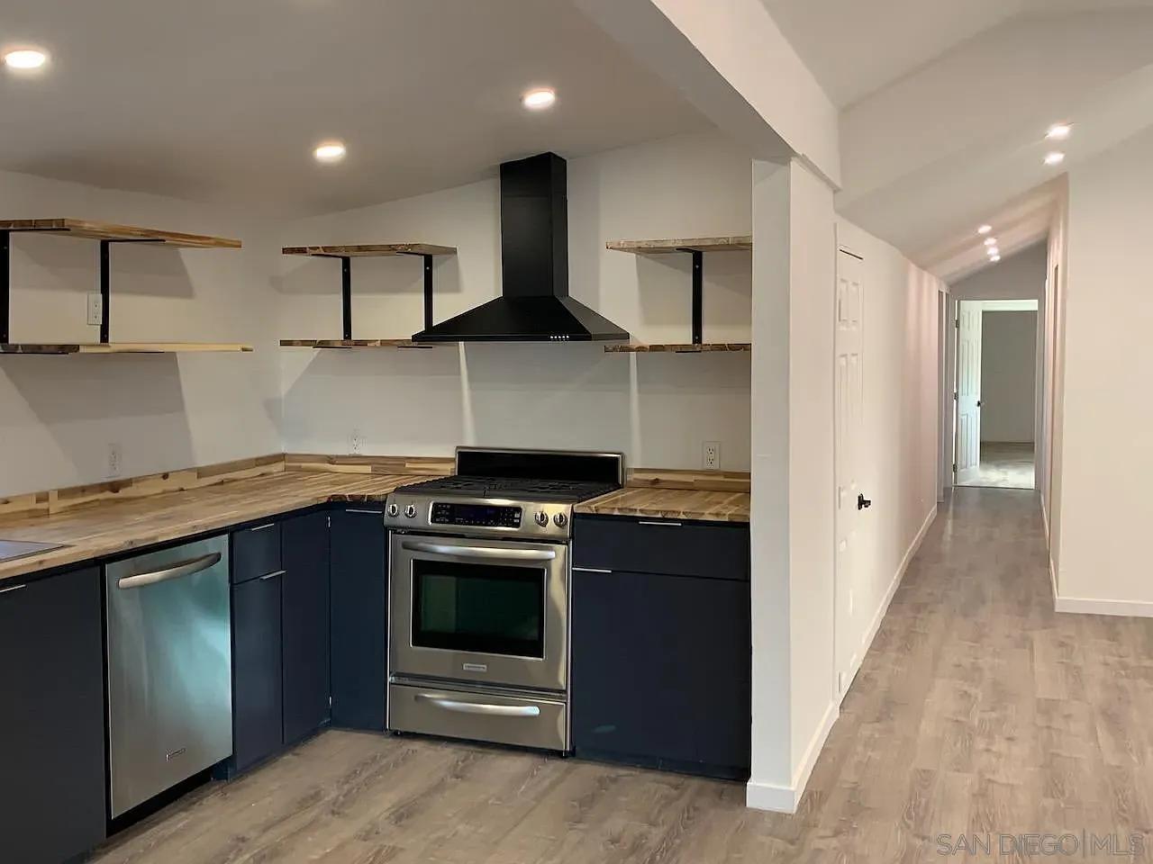 3 bed, 2.0 bath, 1465 sqft, $2,750 — Photo 2