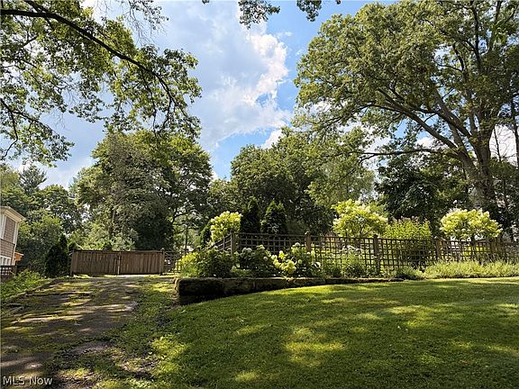 3rd image of 564 Merriman Rd