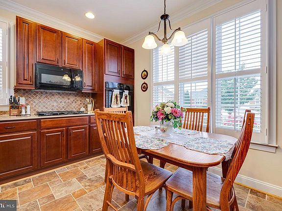 5th image of 1077 Magnolia Ct