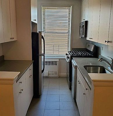 3rd image of 3135 Crescent St #7B