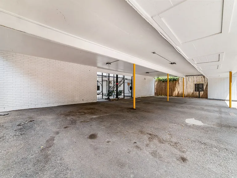 1424 Marshall — Photo 36