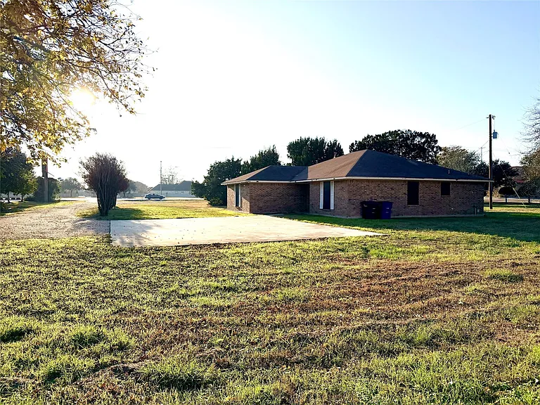 1731 S State Highway 46 — Photo 17